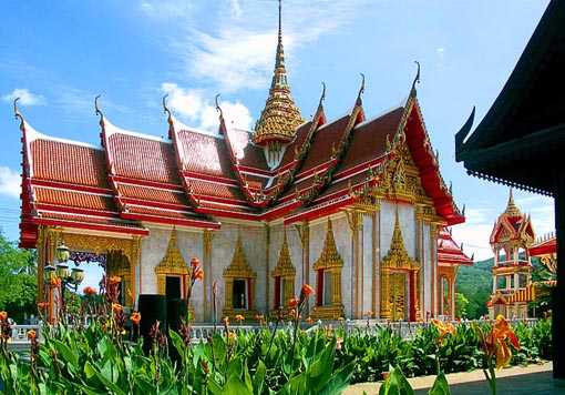 One of the many beautiful buddhist temples in Phuket